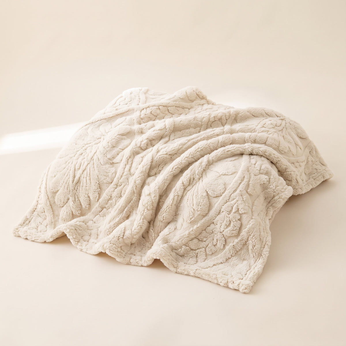 Pavo Jacquard Fleece Blanket in Ivory Cloud, Style Room