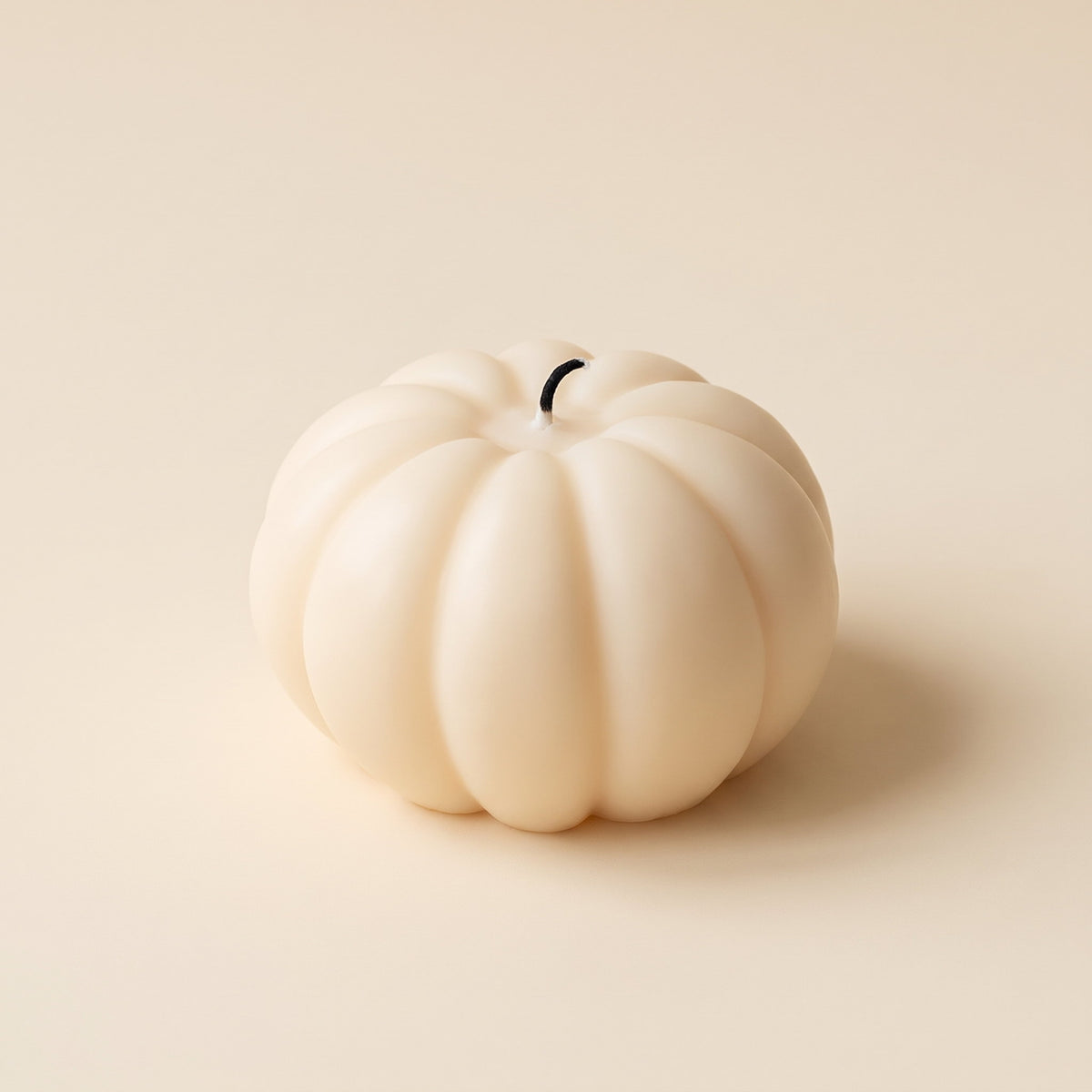 Pippin pumpkin candle in off-white, Style Room