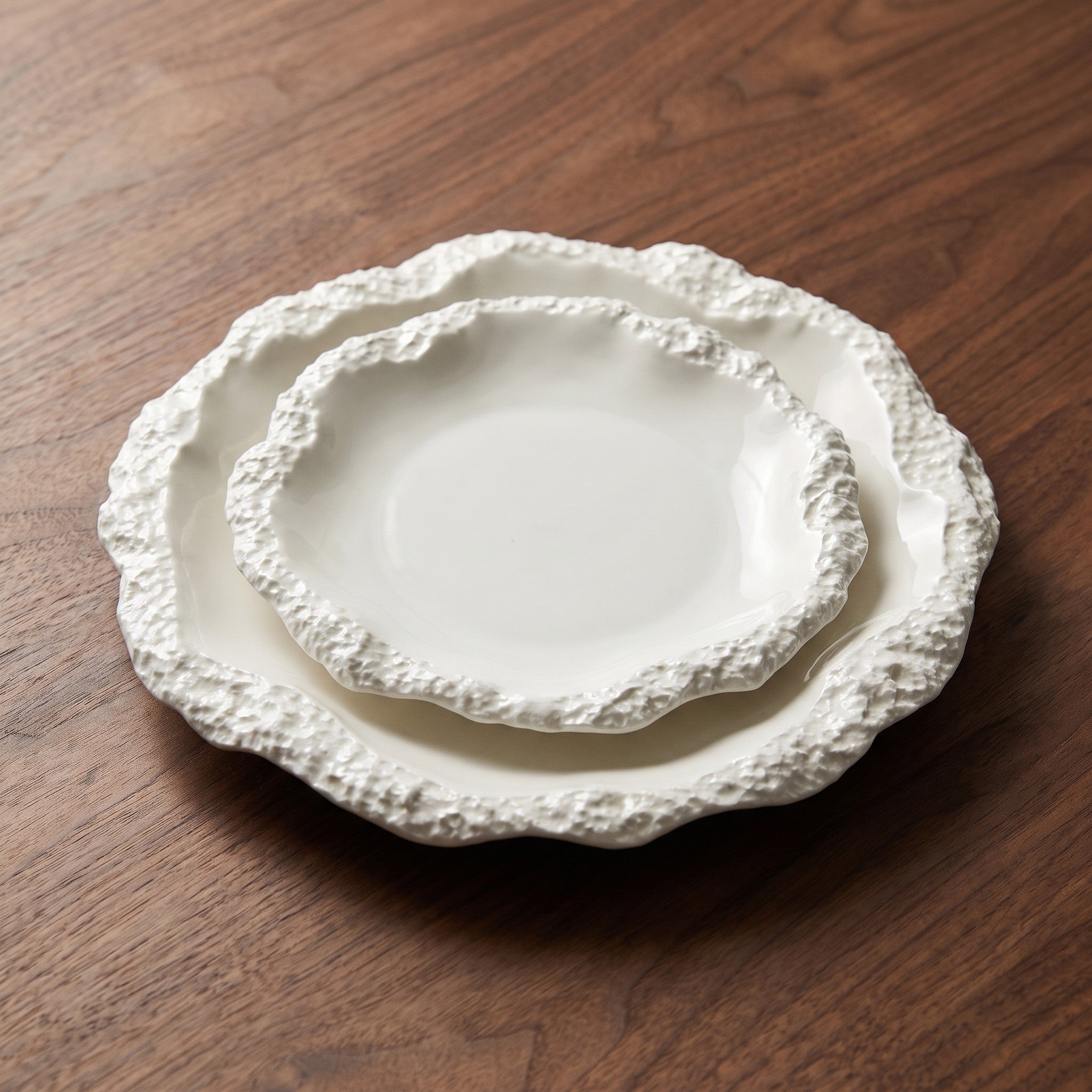 Ravon plate set with rock-textured rim